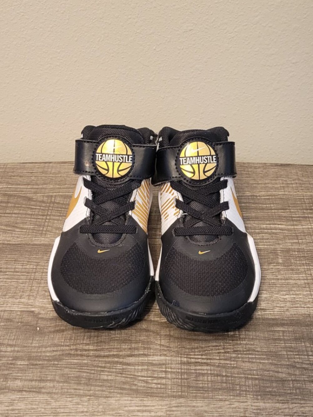 Nike Team Hustle D 10 Basketball Shoes Kids 11C Black Gold White